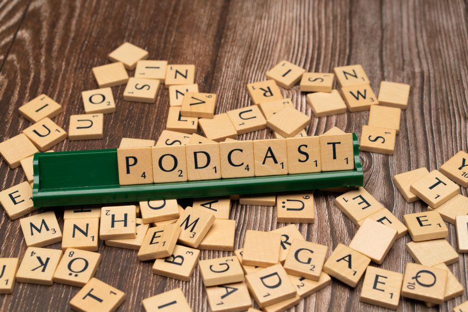 Cómo crear un podcast desde cero con IA en 2026