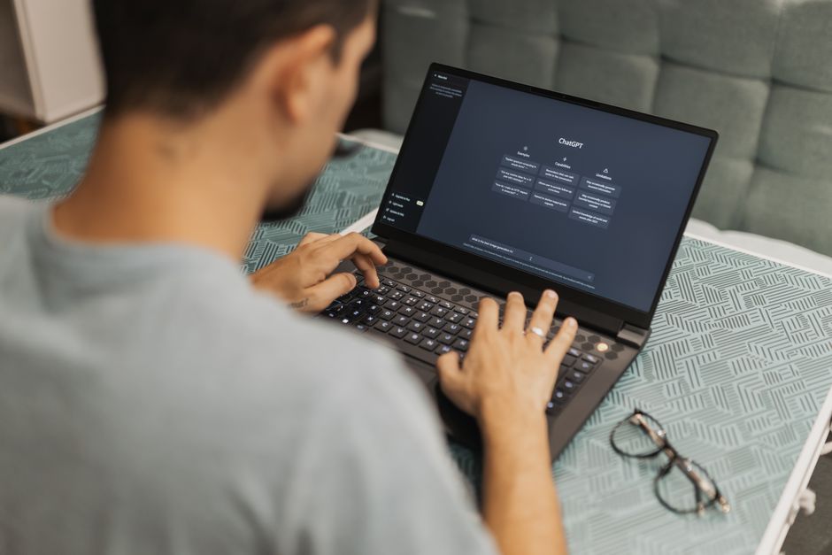 Prompts para cursos online: 7 ejemplos que generan contenido en minutos
